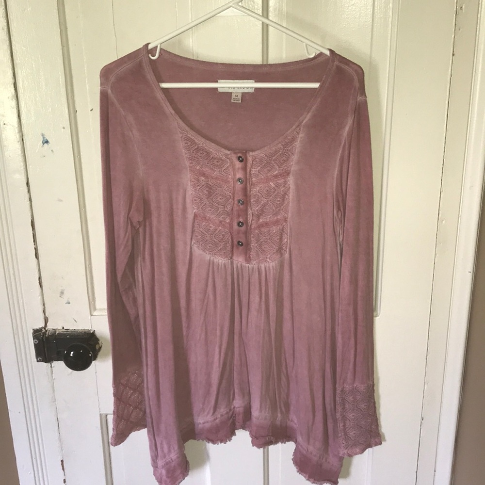 Cute long sleeve top with lace details